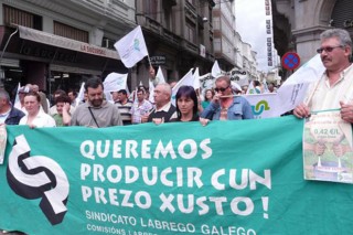 Los precios medios de la leche en Galicia y en España frenan su caída en agosto