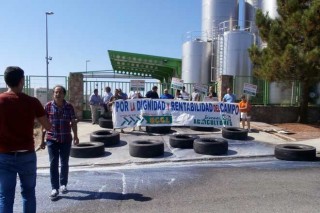 Levantado el bloqueo de la industria láctea de Ávila tras un preacuerdo