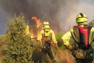 Un gran incendio forestal calcina más de 2.000 hectáreas en Cualedro