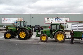 200 tractores bloquearon la planta de Leche Río en Lugo