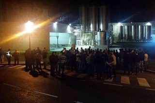 Ganaderos gallegos y asturianos bloquean la planta de Reny-Picot en Asturias