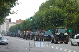 Los tractores salen de Santiago para bloquear las industrias lácteas