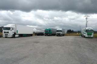 Los ganaderos bloquean 5 camiones que supuestamente intentaban introducir leche francesa en una industria de Monforte