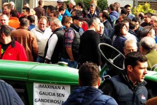 Los ganaderos de la tractorada de Lugo se declaran en espera de la conselleira