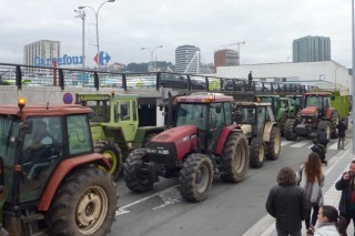 Los ganaderos mantendrán el cerco al Carrefour de A Coruña de manera indefinida