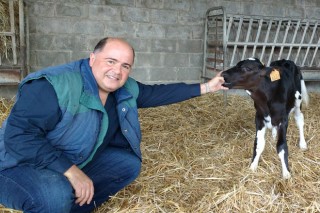 “A Galicia le falta representación en las instituciones europeas donde se decide el futuro del sector lácteo”