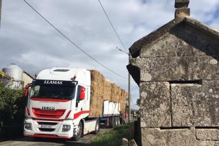 Ganaderos de Touro y de Xermade envían forrajes a ganaderías del sur de Galicia afectadas por los incendios