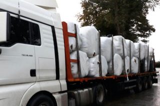 Granjas de la Terra Cha donan 35 toneladas de hierba para una ganadería de As Neves afectada por el fuego