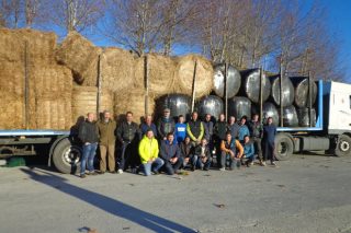 Gesto solidario de ganaderos de Ordes: envían dos camiones de forraje a explotaciones de Viana afectadas por la sequía