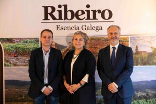 La DO. Ribeiro premia al asador «Los Abetos» de Nigrán, a la tienda «Valladares» de Santiago y al bar «Derby» de Vilagarcía