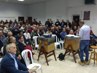 La Asociación Galega de Apicultura celebra este sábado su asamblea más difícil, marcada por la división interna