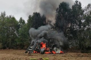 Denuncian que arde un tractor en Guitiriz por errores en los servicios de extinción