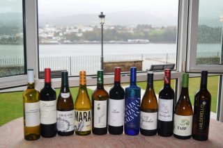 La última iniciativa promocional de los vinos de Monterrei congrega a medio centenar de profesionales de la hostelería en Ribadeo