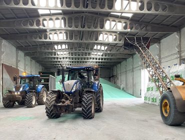 La huelga de los camioneros obliga a usar tractores para sacar el fertilizante del puerto de A Coruña