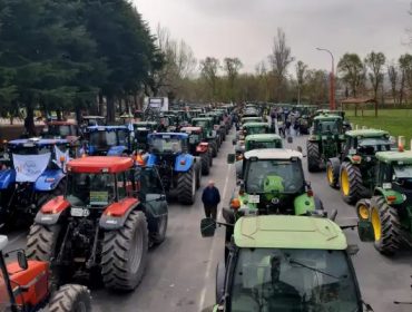 Agricultores y ganaderos reivindican mejoras en el sector con una  tractorada en A Limia