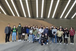 Estudiantes de Veterinaria visitan el Puerto Exterior para conocer de cerca el sector de la alimentación animal en Galicia