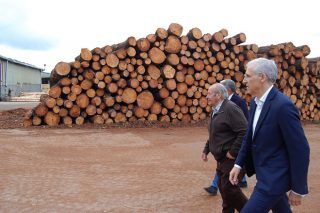 Visita institucional a Maderas Gómez, una de las referencias en Ourense en el sector forestal
