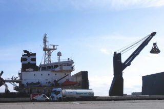 Llega a A Coruña un barco con 18.000 toneladas de maíz ucraniano