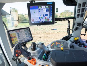 New Holland presenta el tractor T8 sin conductor, que funciona sincronizado con una cosechadora