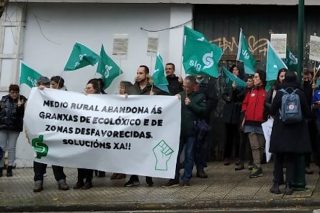 Protesta ante el Parlamento gallego por la pérdida de ayudas para los productores en ecológico y en zonas no declaradas de montaña