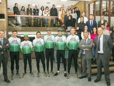 Caixa Rural Galega recibe la visita del equipo ciclista de su Grupo con motivo del ‘Gran Camiño’