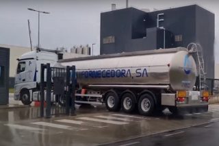 Denuncian que Inleit trae leche de Portugal para forzar una bajada de precio a los ganaderos gallegos