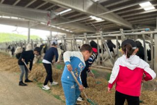 La cooperativa CLUN comienza la vuelta al cole con visitas a granjas FEIRACO y a la yogurtería de CLESA