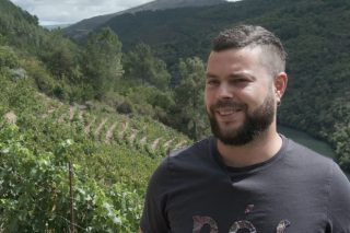 Aitor Rodriguez, un joven viticultor en uno de los viñedos más antiguos de la Ribeira Sacra
