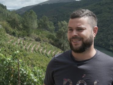 Aitor Rodriguez, un joven viticultor en uno de los viñedos más antiguos de la Ribeira Sacra
