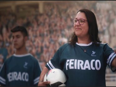 La nueva campaña de Feiraco muestra ganaderos y ganaderas reales usando una camiseta icónica en el fútbol gallego