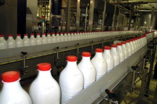 La leche con marca de fabricante se vende un 20% menos por su encarecimiento