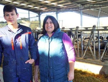 O Campo, una explotación láctea que atiende al ganado y al trabajo agrario