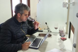 Ferran Centelles destaca la singularidad de los vinos de la D.O. Ribeira Sacra en una cata a ciegas