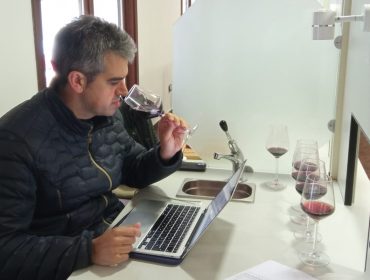 Ferran Centelles destaca la singularidad de los vinos de la D.O. Ribeira Sacra en una cata a ciegas